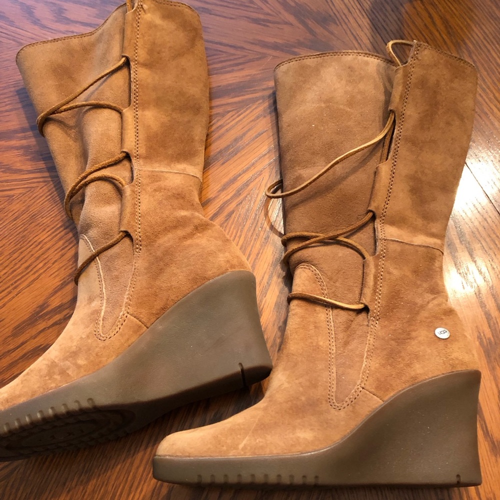 UGG lace boots. Upper leather lining Leather genuine sheepskin outsole rubber.